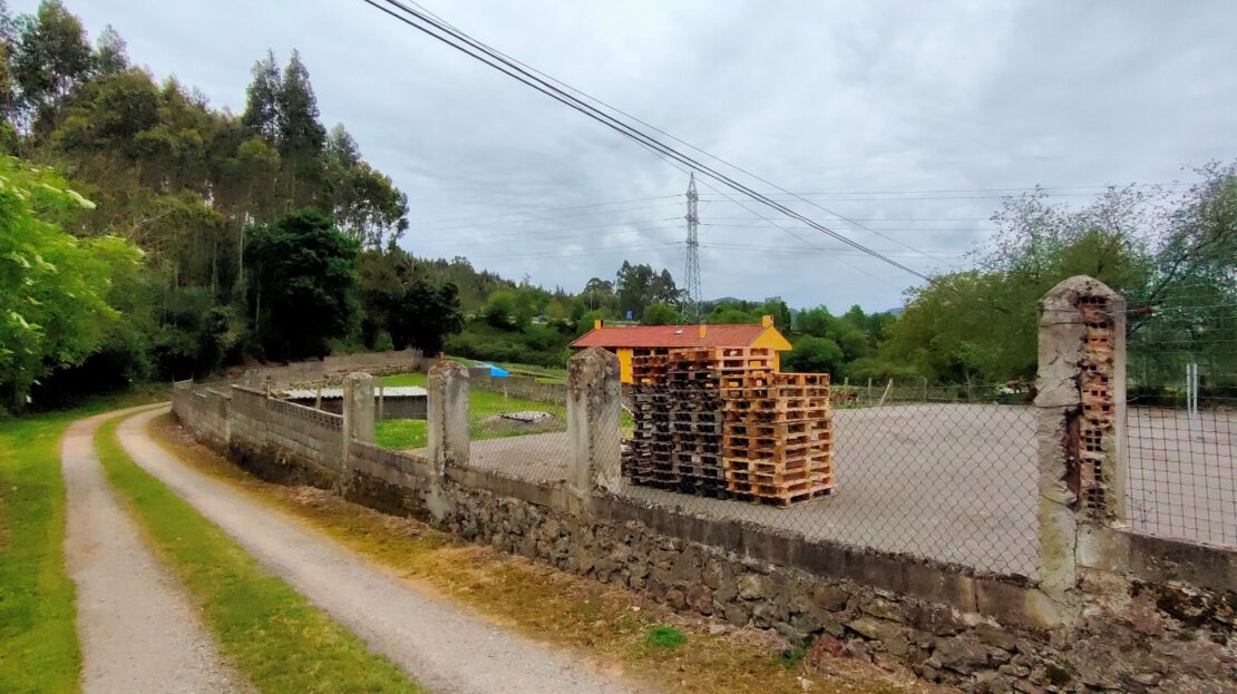 Finca edificable en Castrillón, sita en La Cruz de Illas.