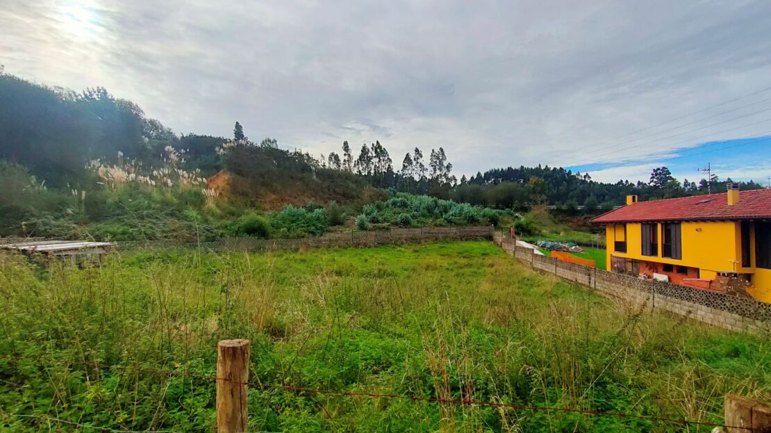 Finca edificable en Castrillón, sita en La Cruz de Illas.