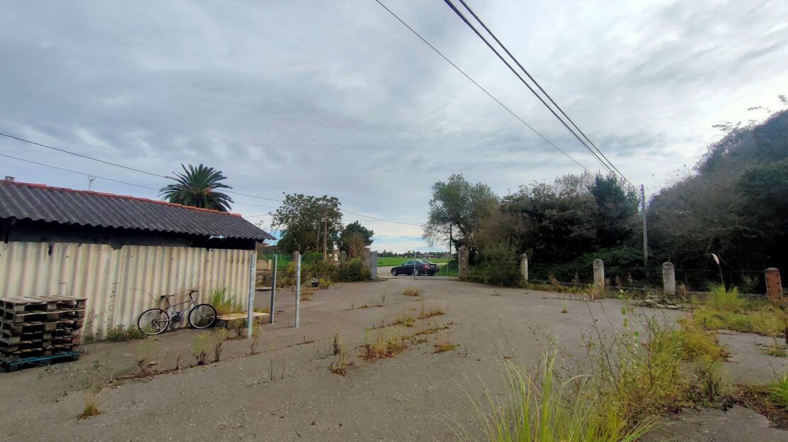 Finca edificable en Castrillón, sita en La Cruz de Illas.