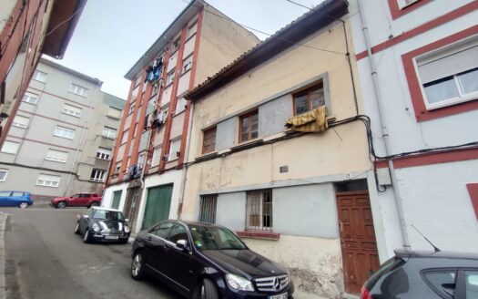 Casa pareada con patio ajardinado. Las Vegas (Corvera de Asturias)
