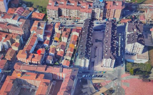 Casa pareada con patio ajardinado. Las Vegas (Corvera de Asturias)